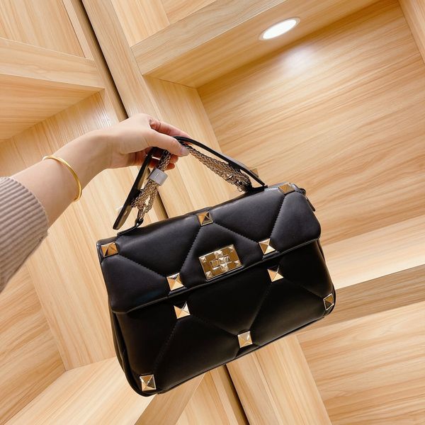 2022 shoulder-bags lady bag geniuses leather bags it fashion girl handbags classic women rivet handbag casual luggage brand totes female wom
2022 shoulder-bags lady bag geniuses leather bags it fashion girl handbags classic women rivet handbag casual luggage brand totes female wom