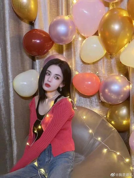 women's sweaters designer 2022 spring and summer new off shoulder deep v-neck letter button cardigan female star same style slim fit sw, White;black
women's sweaters designer 2022 spring and summer new off shoulder deep v-neck letter button cardigan female star same style slim fit sw, White;black