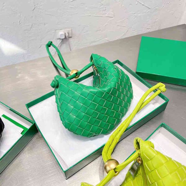 crescent woven handbag women evening bags classic atmospheric shoulder clutch design crossbody purse 220804
crescent woven handbag women evening bags classic atmospheric shoulder clutch design crossbody purse 220804