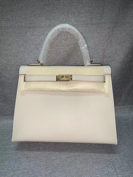 luxury purse,25cm, half handmade, epsom leather,cream white color, wax line stitching,gold and silver hardware,wholesale price,message for d
luxury purse,25cm, half handmade, epsom leather,cream white color, wax line stitching,gold and silver hardware,wholesale price,message for d