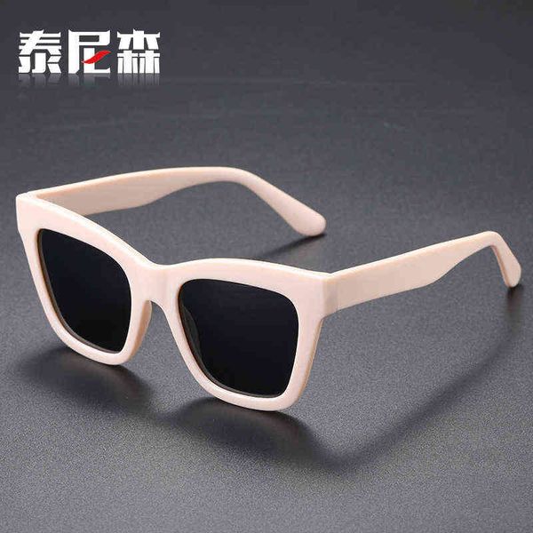 new fancy fashion men's and women's fashion street shooting sunglasses personality cool optical glass wmo2, White;black
new fancy fashion men's and women's fashion street shooting sunglasses personality cool optical glass wmo2, White;black