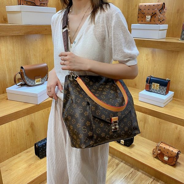 fashion accessories bags woman 2022 new presbyopic bucket viutonity bag european and american retro one shoulder handbag lvs large capacity, Silver
fashion accessories bags woman 2022 new presbyopic bucket viutonity bag european and american retro one shoulder handbag lvs large capacity, Silver