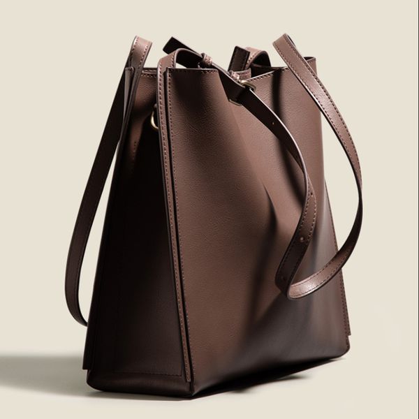 luxury ladies leather tote bag 2022 retro shoulder bag fashion large capacity diagonal bag simple commuter bucket
luxury ladies leather tote bag 2022 retro shoulder bag fashion large capacity diagonal bag simple commuter bucket