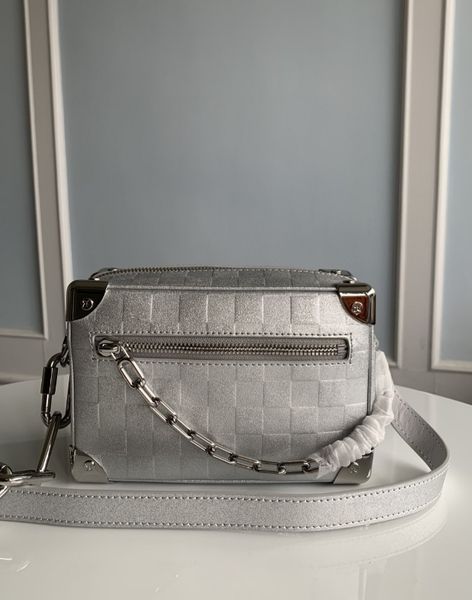2022 silver leather material metal frame design fashion leisure diagonal cross personalized handbag
2022 silver leather material metal frame design fashion leisure diagonal cross personalized handbag
