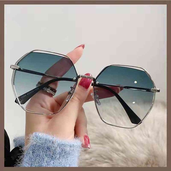 sunglasses 22 frameless crystal trimmed polygon glasses anti ultraviolet women's trendy metal sunglasses, White;black 
sunglasses 22 frameless crystal trimmed polygon glasses anti ultraviolet women's trendy metal sunglasses, White;black