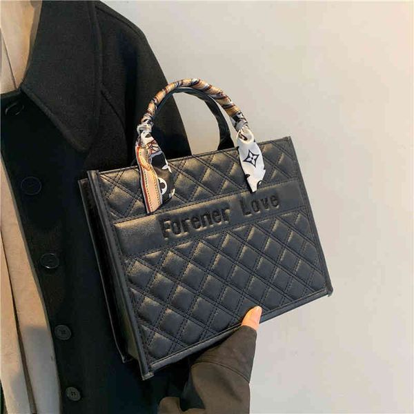 large capacity hand commuting fashion simple bag
large capacity hand commuting fashion simple bag