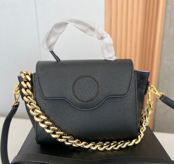 2022 luxury shoulder bag designer women handbag fashion with thick chain lady temperament cross body bags 5a high quality
2022 luxury shoulder bag designer women handbag fashion with thick chain lady temperament cross body bags 5a high quality