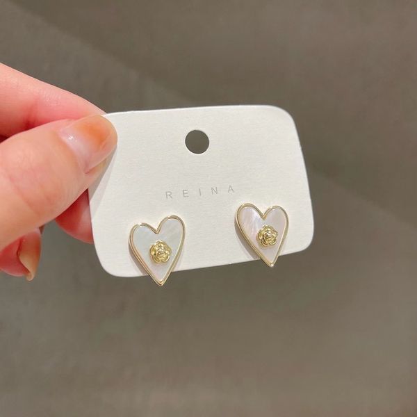 2022 new french personality temperament mother shell love earrings female advanced sense of minority design metal camellia simple, Golden
2022 new french personality temperament mother shell love earrings female advanced sense of minority design metal camellia simple, Golden