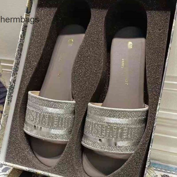christain sandals designer slippers d way 2022 leather home d-letter rhinestone flip flops wear beach super fire same style qzps, Black
christain sandals designer slippers d way 2022 leather home d-letter rhinestone flip flops wear beach super fire same style qzps, Black