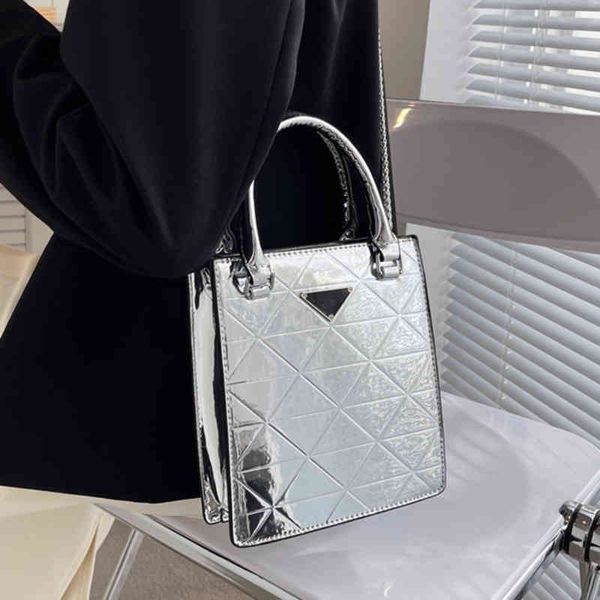 outlet 2022 new lacquer leather mirror portable tote bag triangular chain small square bag mobile phone sling one shoulder messenger
outlet 2022 new lacquer leather mirror portable tote bag triangular chain small square bag mobile phone sling one shoulder messenger