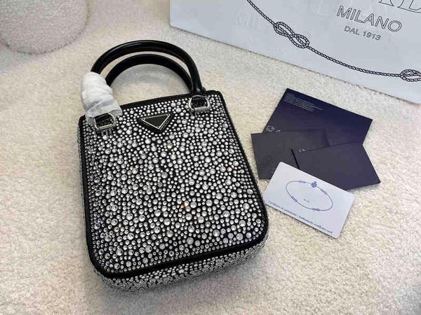 with box ladies long shoulder strap 22c nine-color full diamond tote piano score bag size 15*13cm
with box ladies long shoulder strap 22c nine-color full diamond tote piano score bag size 15*13cm