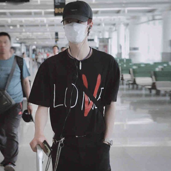 brand t shirt wang yibo's same black v and lone short sleeve t-shirt summer couple loose cotton printed half me, White;black
brand t shirt wang yibo's same black v and lone short sleeve t-shirt summer couple loose cotton printed half me, White;black