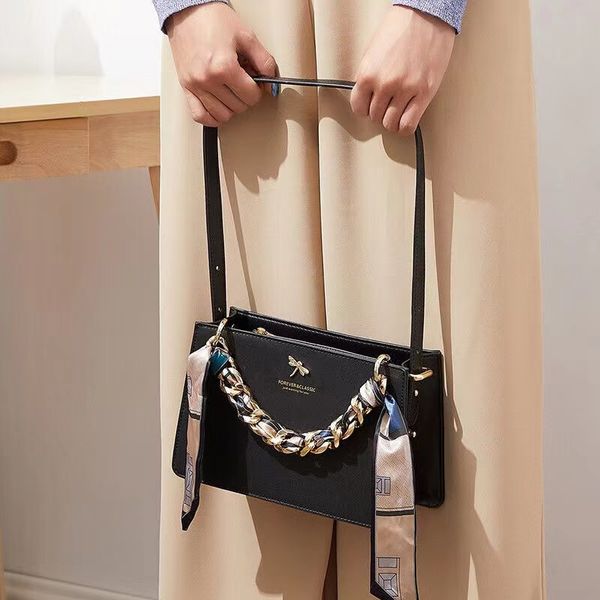 fashion designer 2022 one-shoulder messenger bag cowhide women's trend silk scarf hand carry small square personality leisure
fashion designer 2022 one-shoulder messenger bag cowhide women's trend silk scarf hand carry small square personality leisure