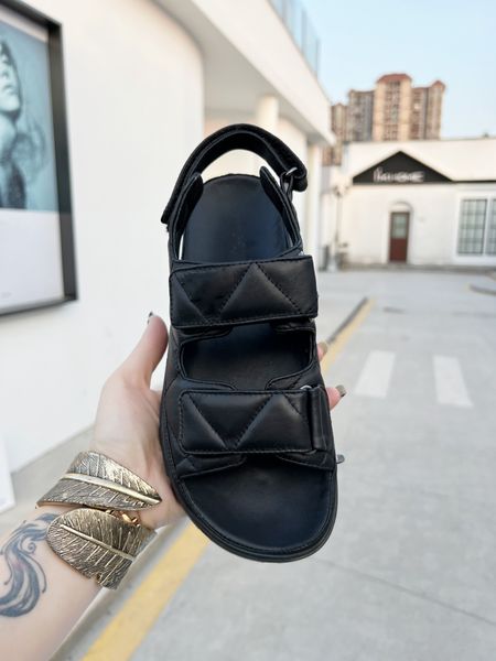 2022 spring and summer sandals fashion comfortable genuine leather thick high shoes black white color
2022 spring and summer sandals fashion comfortable genuine leather thick high shoes black white color