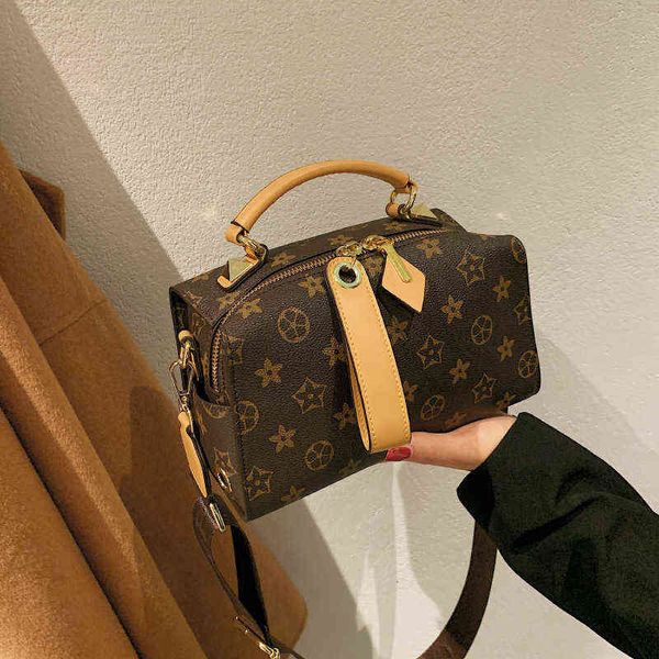 pop bbao middle-aged and elderly bag classic flower women's box pillow messenger bag hand chain
pop bbao middle-aged and elderly bag classic flower women's box pillow messenger bag hand chain