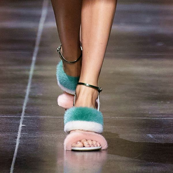 2022 lady sheepskin leather abnormal transparent heel sandals shoes mink hair buckle open toe peep-toe europe and america the catwalk weddin, Black
2022 lady sheepskin leather abnormal transparent heel sandals shoes mink hair buckle open toe peep-toe europe and america the catwalk weddin, Black