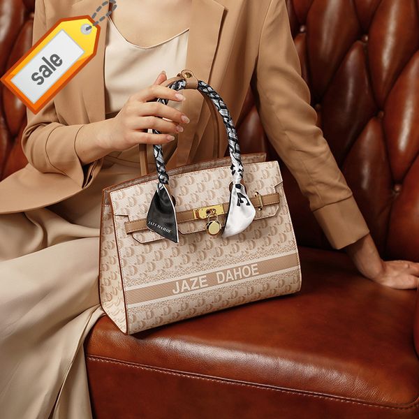 2022 trendy fashion design ladies bags factory direct clothing leather women's new large capacity hand
2022 trendy fashion design ladies bags factory direct clothing leather women's new large capacity hand
