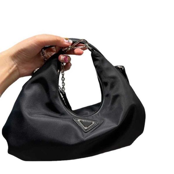 designer 2022 new p family nylon cloud bag holding one shoulder diagonal cross dumpling waterproof wrist small sj
designer 2022 new p family nylon cloud bag holding one shoulder diagonal cross dumpling waterproof wrist small sj