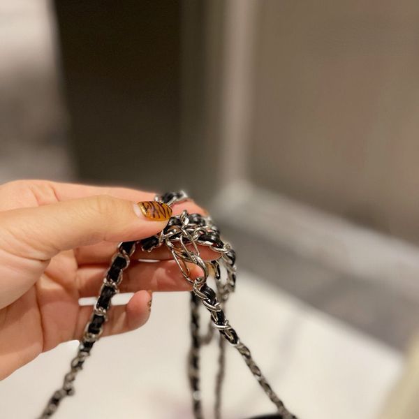 original leather vintage wearthe black department is suitable for th season. the size 20.13cm
original leather vintage wearthe black department is suitable for th season. the size 20.13cm