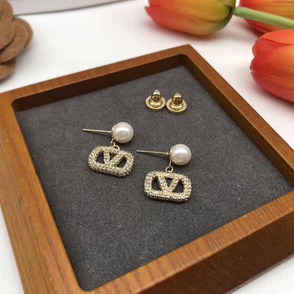 factory retail wholesale charm fashion pearl gold earrings design luxury brand jewelry designer zircon letter v pendant women 18k gold simpl, Golden
factory retail wholesale charm fashion pearl gold earrings design luxury brand jewelry designer zircon letter v pendant women 18k gold simpl, Golden