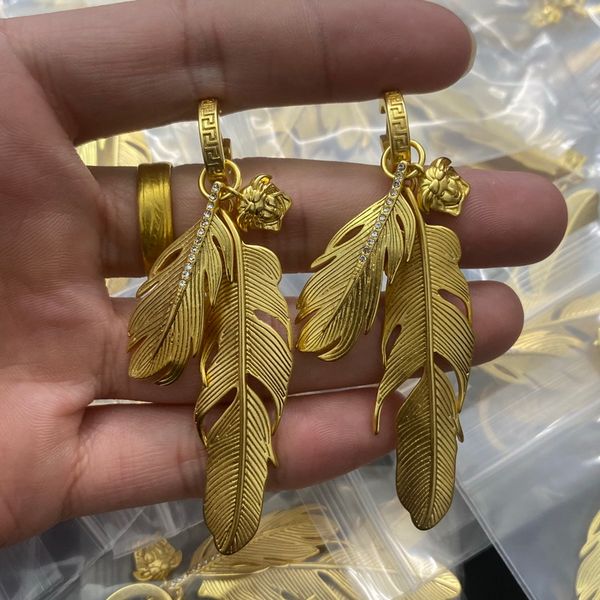 fashion new designed feather tassel earring stud banshee medusa head portrait 18k gold plated women's earring hoop ladies designer jewe, Golden;silver
fashion new designed feather tassel earring stud banshee medusa head portrait 18k gold plated women's earring hoop ladies designer jewe, Golden;silver