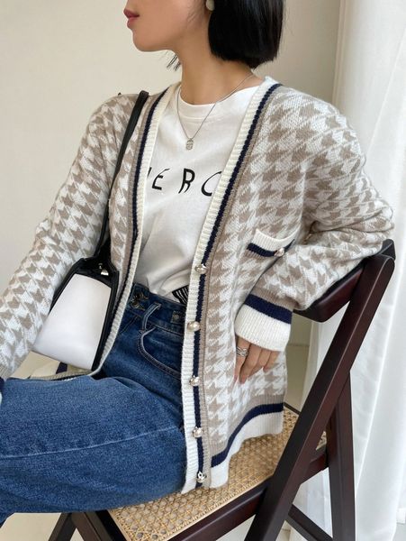 dazy houndstooth pattern striped trim drop shoulder cardigan p6im#, White;black
dazy houndstooth pattern striped trim drop shoulder cardigan p6im#, White;black