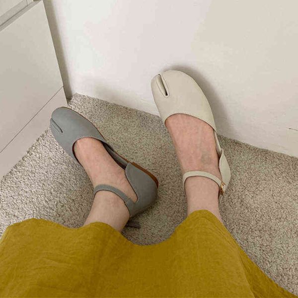 dress shoes 2022 autumn new women flat heel round toe split toes back strap buckle casual shallow zapatos mujer 220506, Black
dress shoes 2022 autumn new women flat heel round toe split toes back strap buckle casual shallow zapatos mujer 220506, Black
