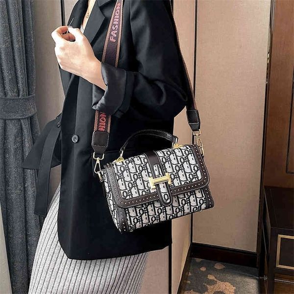 trend bag 54% off 2022 new fashion handbags simple texture portable small square autumn and korean printed foreign style
trend bag 54% off 2022 new fashion handbags simple texture portable small square autumn and korean printed foreign style