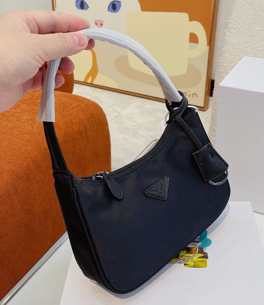 2022 nylon underarm bag cosmetic bag pouch protection beauty case wash leather women clutch bags mono waterproof canvas luxurys designers
2022 nylon underarm bag cosmetic bag pouch protection beauty case wash leather women clutch bags mono waterproof canvas luxurys designers