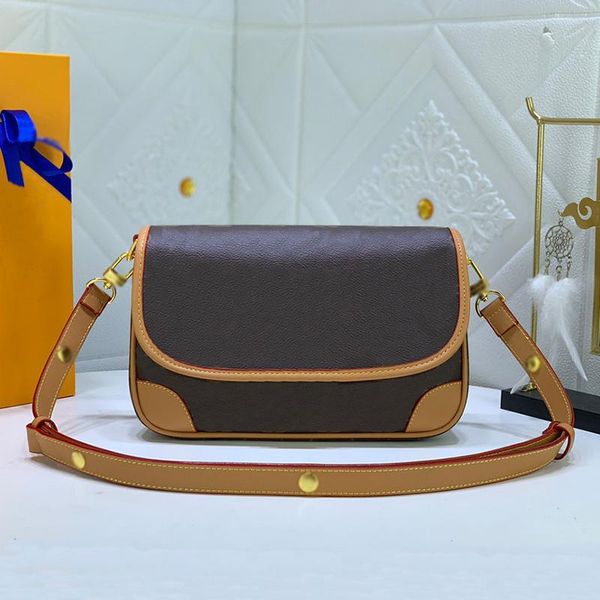 r bag evening bags women handbag leather material letter rhombus vintage matching decoration
r bag evening bags women handbag leather material letter rhombus vintage matching decoration