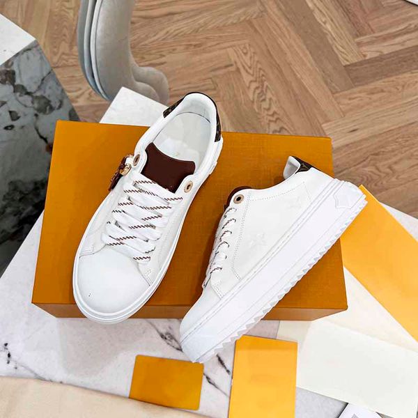 ladies designer white skateboard shoes pendant decoration printing pu outdoor running trainers lace-up golden letter badge sports athletic b
ladies designer white skateboard shoes pendant decoration printing pu outdoor running trainers lace-up golden letter badge sports athletic b