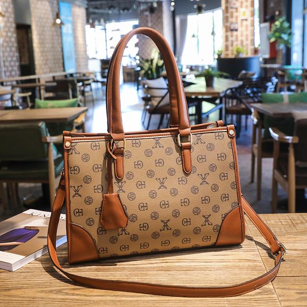 luxury designer fashion brand women bag shoulder handbag vintage messenger bags handle large capacity bag purse wallet
luxury designer fashion brand women bag shoulder handbag vintage messenger bags handle large capacity bag purse wallet
