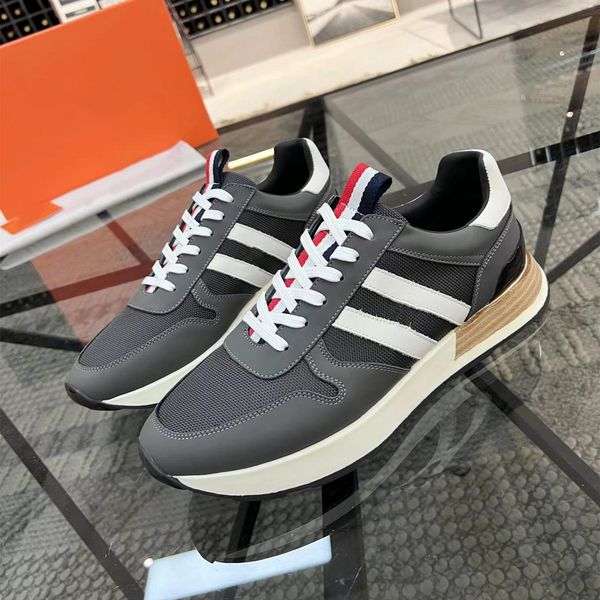 luxury designer men low cut sports shoes level leather breathable mesh stitching mixed color casual running shoe comfort outdoor leisure bas
luxury designer men low cut sports shoes level leather breathable mesh stitching mixed color casual running shoe comfort outdoor leisure bas
