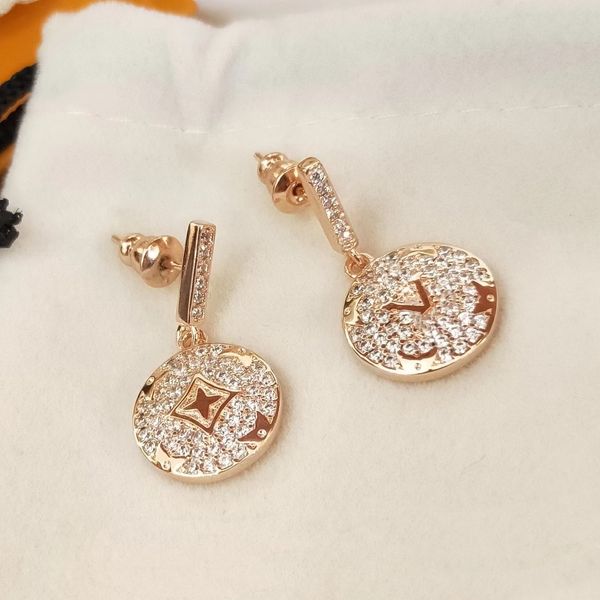 luxury designer jewelry women earrings circle studs diamond charm flower hoop brass material letter stamps gold silver for girl fashion styl, Golden;silver
luxury designer jewelry women earrings circle studs diamond charm flower hoop brass material letter stamps gold silver for girl fashion styl, Golden;silver