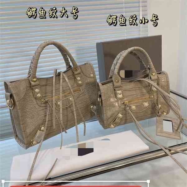 balenciga italy handbag designer pattern locomotive crocodiless women's single back messenger bag versatile retro fashion
balenciga italy handbag designer pattern locomotive crocodiless women's single back messenger bag versatile retro fashion