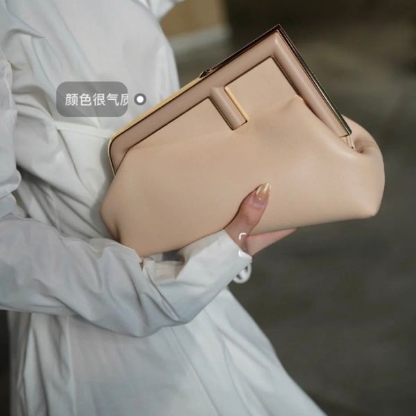 2022 new first bag clip bag f bag cloud high-quality saddle leather shoulder messengerbrand latest design party
2022 new first bag clip bag f bag cloud high-quality saddle leather shoulder messengerbrand latest design party