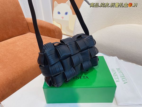 2022 women bags crossbody handbag one-shoulder pillow versatile design leather stylish high-end small square handbag 07
2022 women bags crossbody handbag one-shoulder pillow versatile design leather stylish high-end small square handbag 07