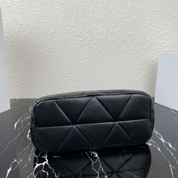 women's versatile diamond mosaic pattern design shoulder bag handbag fine workmanship unique design suitable for all occasions
women's versatile diamond mosaic pattern design shoulder bag handbag fine workmanship unique design suitable for all occasions