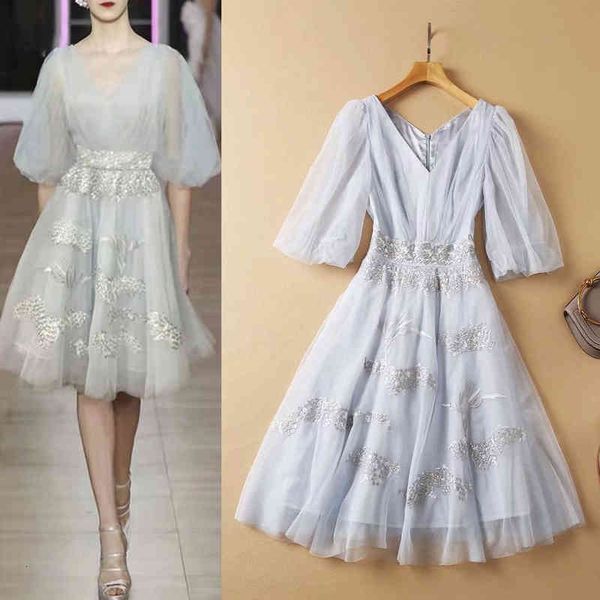 casual dresses mesh princess skirt autumn women's heavy industry embroidery v-neck waist closed bubble sleeve dress, Black;gray
casual dresses mesh princess skirt autumn women's heavy industry embroidery v-neck waist closed bubble sleeve dress, Black;gray