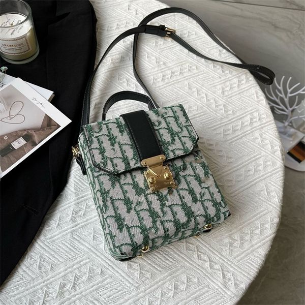 bag new letter spring summer flu portable small square bag leisure style messenger female bags_modelstum
bag new letter spring summer flu portable small square bag leisure style messenger female bags_modelstum