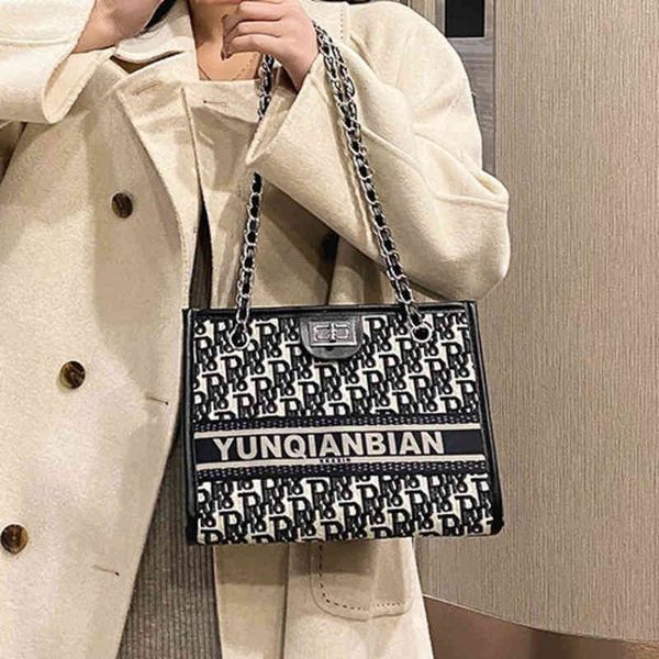 purse signature chain handbags womens new messenger single shoulder student portable high capacity 
purse signature chain handbags womens new messenger single shoulder student portable high capacity