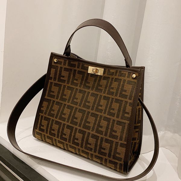 new designer bags 2022 trendy old flower tote canvas printing women's portable shoulder
new designer bags 2022 trendy old flower tote canvas printing women's portable shoulder