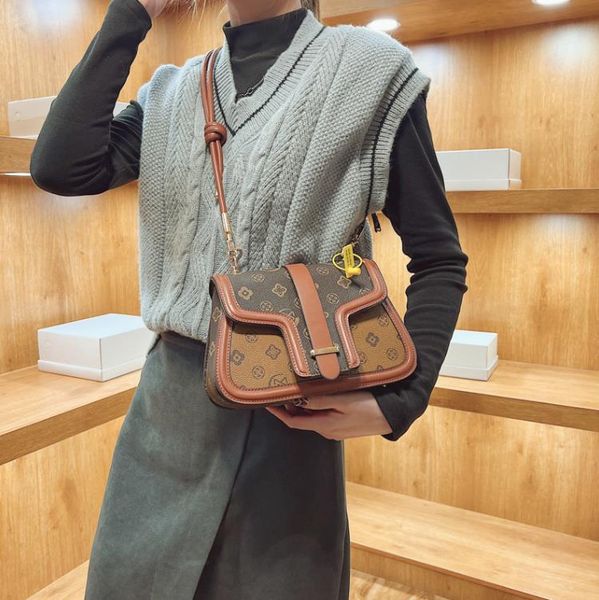 women's bags trendy messenger texture one-shoulder niche design high-end light luxury fashion underarm bag
women's bags trendy messenger texture one-shoulder niche design high-end light luxury fashion underarm bag