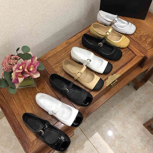 dress shoes fragrant grandma mary jane shoes black and white formula head leather flat sole single princess sandals
dress shoes fragrant grandma mary jane shoes black and white formula head leather flat sole single princess sandals