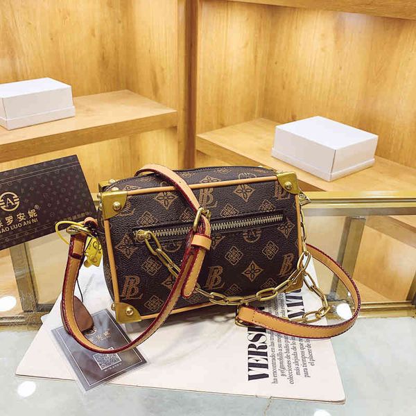 factory wholesale small square bag women's men's and black flower octagonal soft box chain strip shoulder
factory wholesale small square bag women's men's and black flower octagonal soft box chain strip shoulder