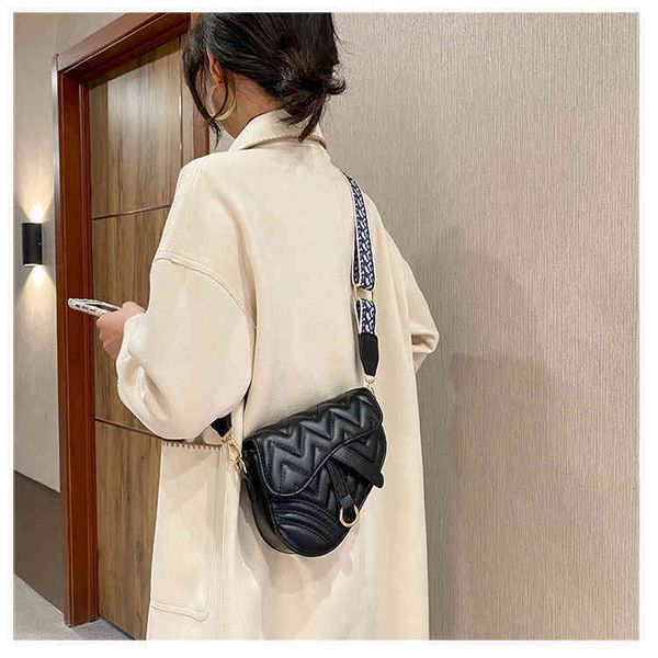 2022 factory wholesale new women's fashion foreign style versatile wide belt messenger popular single shoulder armpit bag 5vh3
2022 factory wholesale new women's fashion foreign style versatile wide belt messenger popular single shoulder armpit bag 5vh3