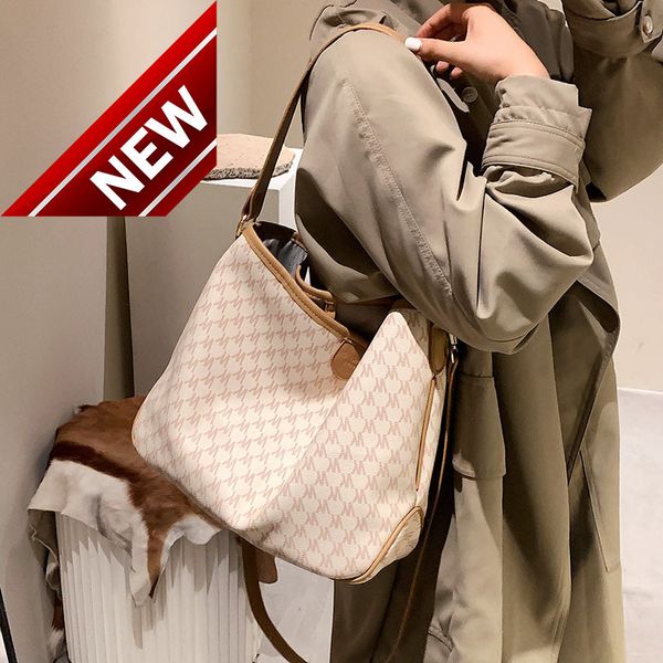 luxury designerfrench minority women's autumn and winter 2022 new fashion simple one shoulder underarm versatile messenger tote bag
luxury designerfrench minority women's autumn and winter 2022 new fashion simple one shoulder underarm versatile messenger tote bag
