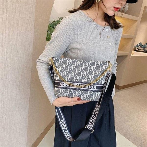 main push contrast color zipper buckle messenger single portable canvas messenger fashion nightclub students purses outlet online
main push contrast color zipper buckle messenger single portable canvas messenger fashion nightclub students purses outlet online