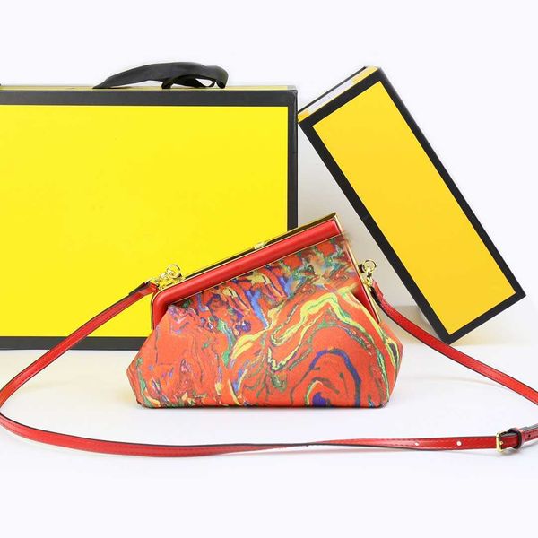 showecomfort01 store2022 designer brand messenger bag high-quality marble canvas with metal latch high-grade evening handbag 
showecomfort01 store2022 designer brand messenger bag high-quality marble canvas with metal latch high-grade evening handbag