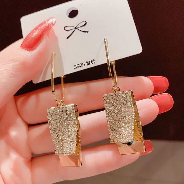 earrings 925 silver needle dangle chandelier new advanced temperament full diamond female irregular square super shiny long women party larg
earrings 925 silver needle dangle chandelier new advanced temperament full diamond female irregular square super shiny long women party larg